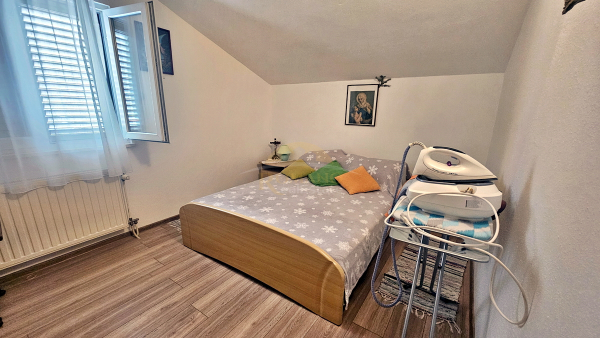 Casa con appartamenti a Okrug Gornji/Čiovo, seconda fila dal mare - 5 appartamenti